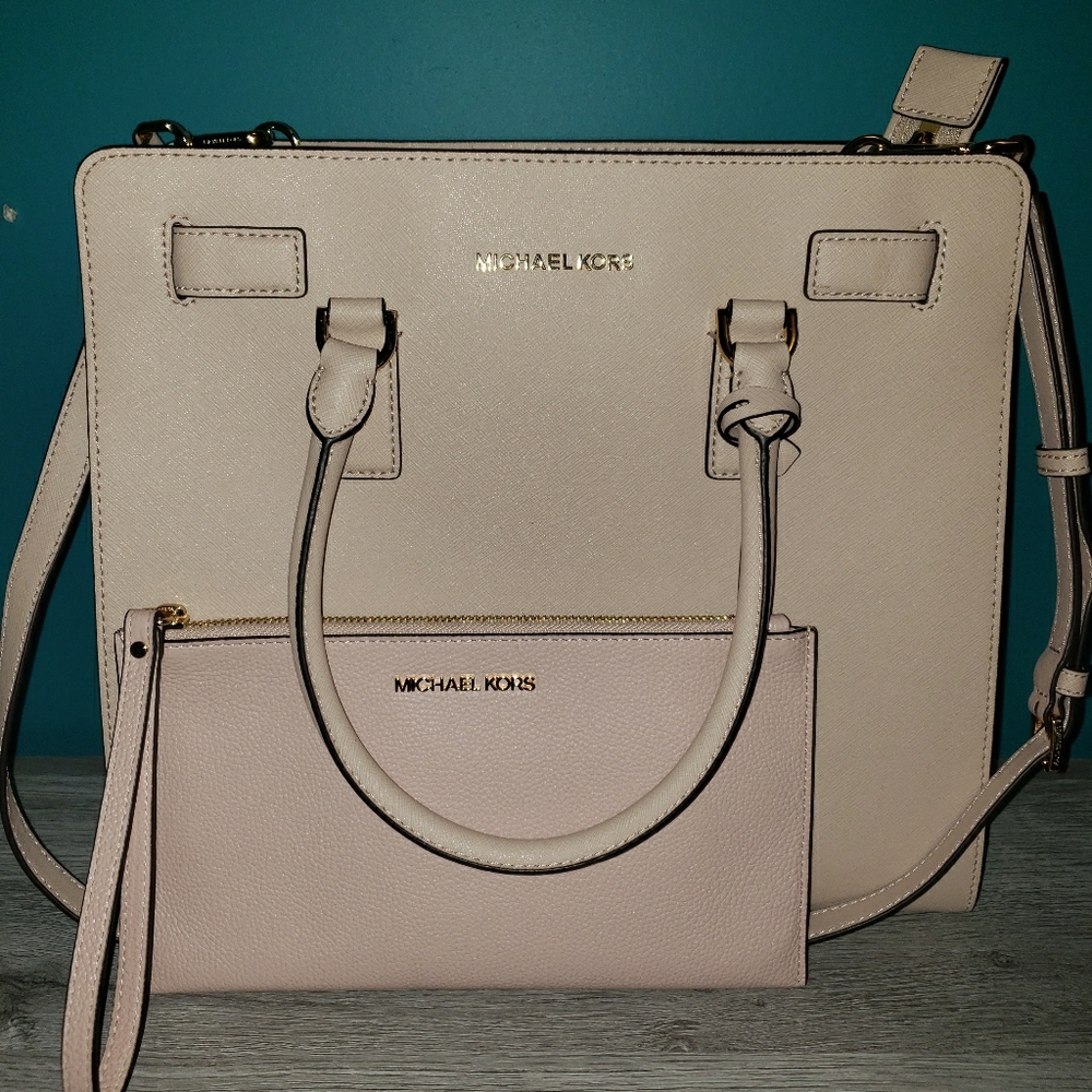 MICHAEL KORS LG DILLON TOTE & WRISLET SET